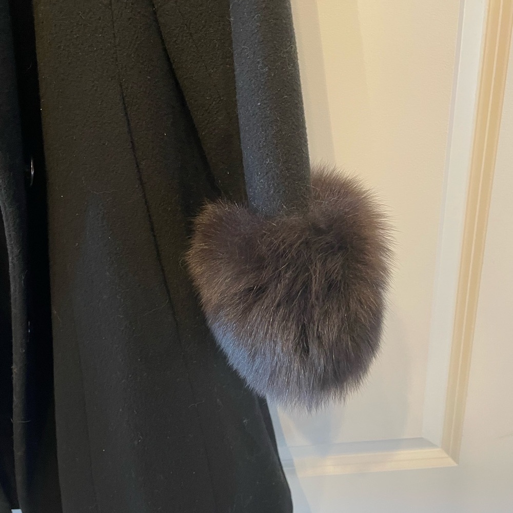 Elegant Black Coat with Faux Fur Trim - Picture 8 of 8